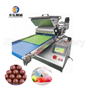 Pequeña máquina para hacer dulces de chocolate y llenado de escritorio