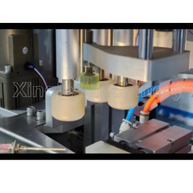 Máquina etiquetadora, llenadora y tapadora de líquidos de escritorio de 4 cabezales