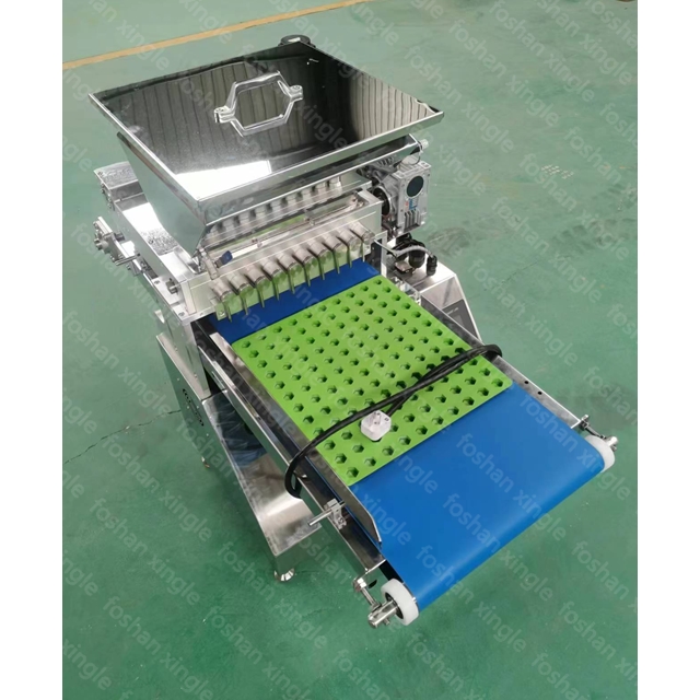 Pequeña máquina para hacer dulces de chocolate y llenado de escritorio